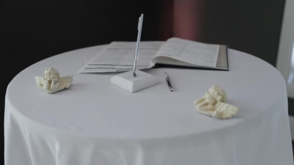 Роскошный Чистый Свадебный Стол Подписания Украшенный Белыми Херувимами Стильной Белой — стоковое видео