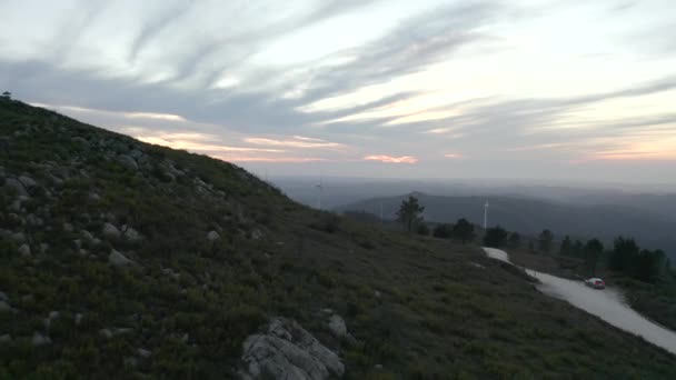 Camino Grava Que Conduce Alrededor Una Montaña Con Enormes Molinos — Vídeo de stock