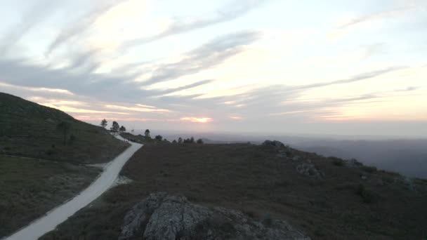 Dağa Çıkan Beyaz Çakıl Yolu Portekiz Deki Yel Değirmeni Parkına — Stok video