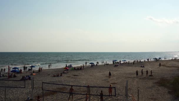 Jovens Jogam Voleibol Areia Folly Beach Carolina Sul — Vídeo de Stock