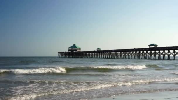 Olas Estrellan Orilla Muelle Folly Beach Caluroso Día Verano Carolina — Vídeo de stock