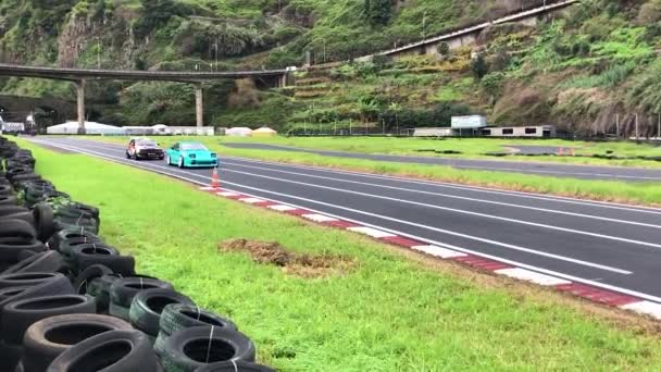 Tracking Shot Szybkich Samochodów Wyścigowych Rywalizujących Autostradzie Faial Portugalia — Wideo stockowe