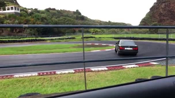 Ver Vagabundo Dentro Carro Fazer Esse Virar Durante Uma Corrida — Vídeo de Stock