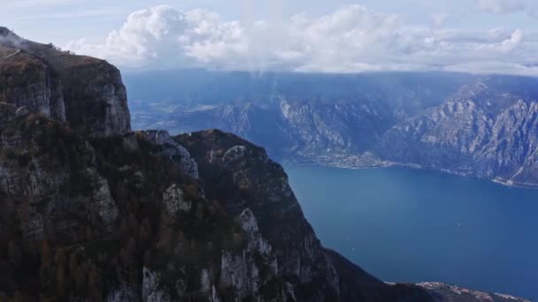 Spektakularne Niebieskie Jezioro Garda Między Górami Białymi Chmurami Dymu Antena — Wideo stockowe