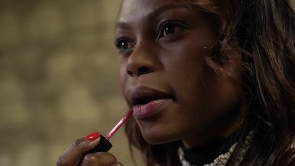Чорна Жінка Готується Вийти Макіяє Губною Помадою Повільному Русі — стокове відео