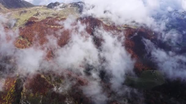 Weiße Wolken Über Rotem Herbstwald Lombardischer Landschaft Italien Luftaufnahme — Stockvideo