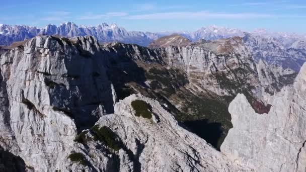 イタリアのドロミテ アルプのロッキー ベット フェルトラインの山頂を飛行し — ストック動画