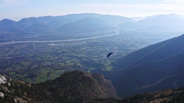 Kleurrijke Paraglider Linksaf Lucht Avontuurlijke Sport Antenne Piave Rivier — Stockvideo