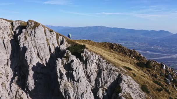 Salida Del Colorido Parapente Desde Monte Pizzocco Aventura Deportiva Aérea — Vídeo de stock