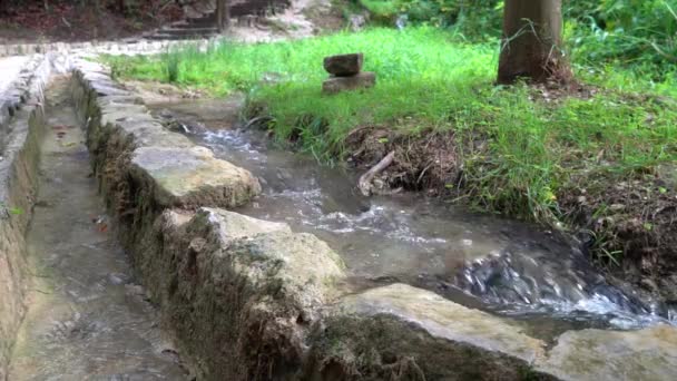 克罗地亚克尔卡国家公园 沿着人行道边的石墙流淌的水 速度很快 — 图库视频影像