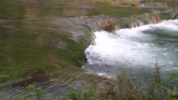 Primer Plano Una Fuerte Corriente Agua Que Fluye Estanque Otro — Vídeo de stock