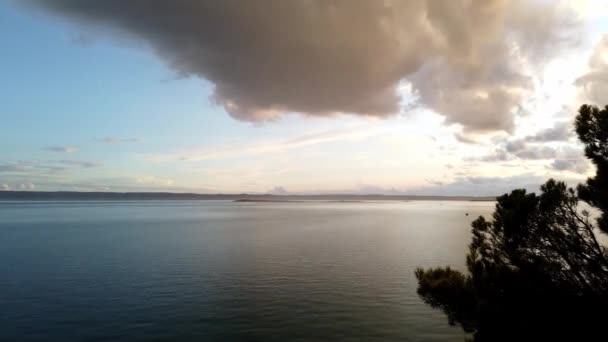 クロアチアのアドリア海に沈む夕日の流れと美しいパステルカラー — ストック動画