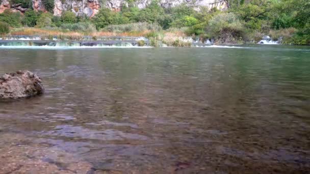 Cascadas Cortas Pero Anchas Fuertes Estanque Otro Sumergiendo Hierba Parque — Vídeo de stock
