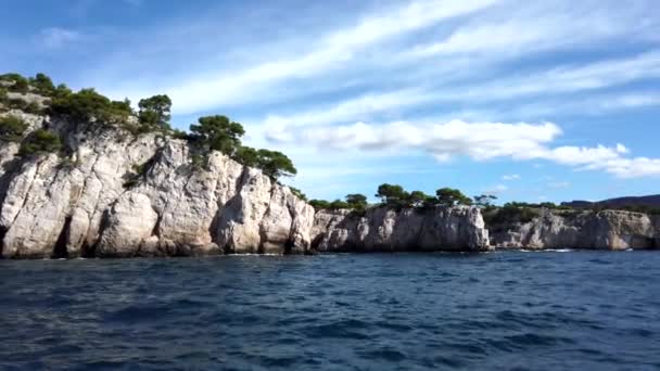 Vackra Klippor Vid Havet Filmade Från Båt — Stockvideo