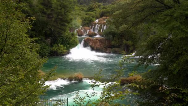 Cascadas Desde Gradas Estanques Azules Hasta Más Estanques Entre Hermosos — Vídeo de stock