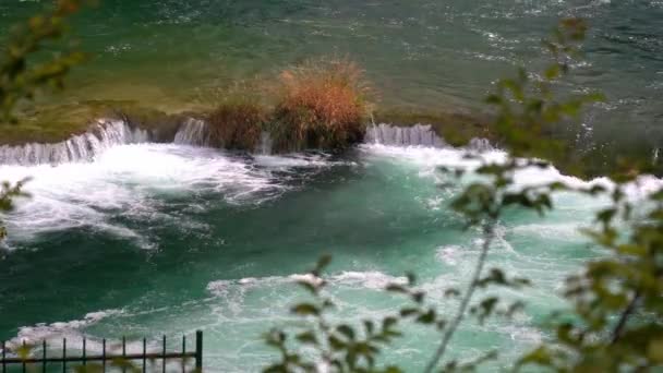 Büyük Mavi Bir Göletten Hırvatistan Daki Krka Ulusal Parkı Ndaki — Stok video