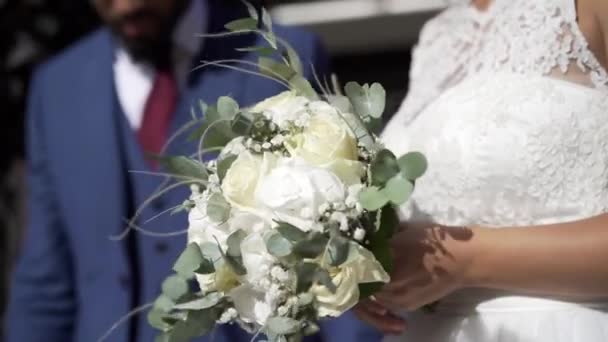 Braut Mit Wunderschönem Blumenstrauß Der Hand Und Wunderschönem Weißen Kleid — Stockvideo