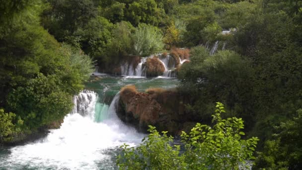 Gran Cascada Que Vierte Estanque Otro Estanque Azul Parque Nacional — Vídeos de Stock