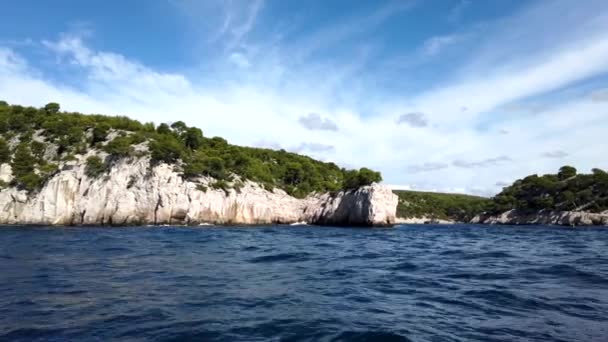 Klippiga Klippor Med Träd Toppen Vackra Turkosa Havet Med Vågor — Stockvideo