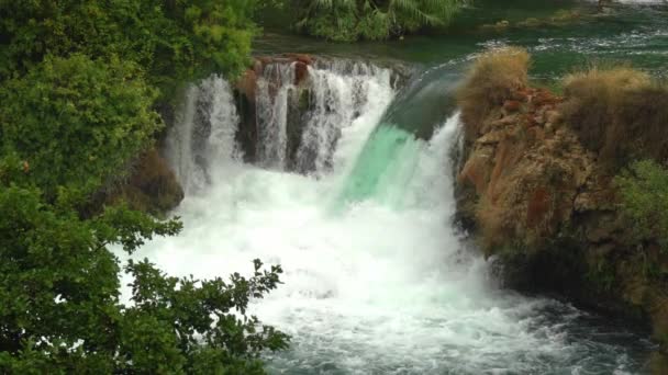 Gran Cascada Que Vierte Estanque Otro Estanque Azul Parque Nacional — Vídeo de stock