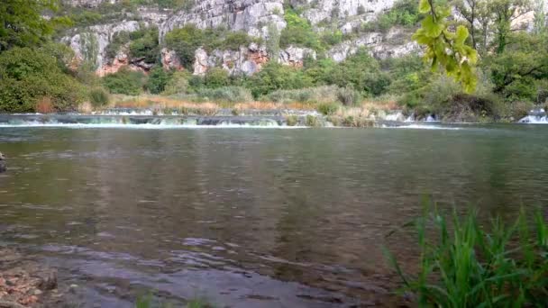 Cachoeiras Curtas Mas Largas Fortes Uma Lagoa Para Outra Grama — Vídeo de Stock