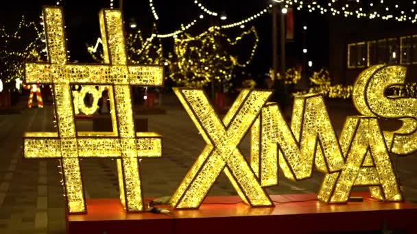 Väl Upplyst Och Vacker Julstämning Skylt Som Lyder Xmas — Stockvideo