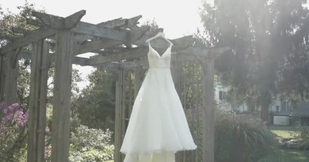 Nap Átárad Fák Tetején Egy Gyönyörű Kertben Egy Esküvői Ruhával — Stock videók