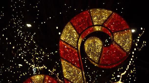 Красивая Замедленная Съемка Гигантского Декоративного Светодиодного Рождества Candy Cane Парке — стоковое видео