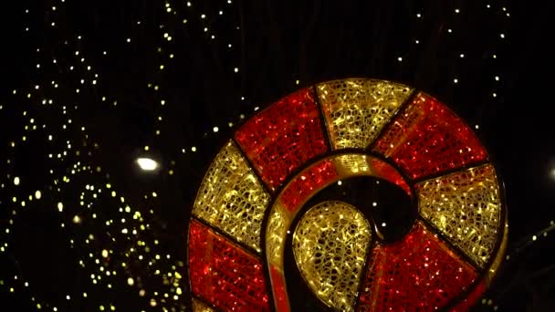 Slow Motion Onthullen Van Een Giant Ornamentele Led Kerstmis Candy — Stockvideo