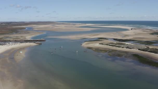 Windsurfer Windsailers Godono Buoni Venti Una Spiaggia Fuseta Portogallo — Video Stock