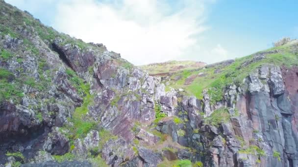 Drone Skott Lavaklippan Ansikte Med Fantastiska Geologiska Klippformationer Dolly Höger — Stockvideo