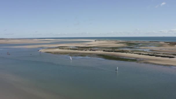 Windsurfers Crociera Lungo Una Spiaggia Ria Formosa Furseta Portogallo — Video Stock