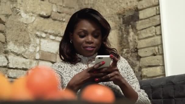 Américain Noir Femme Souriant Textos Sur Téléphone Portable — Video