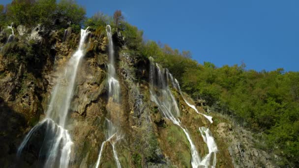 Hoekzicht Hoge Dunne Watervallen Van Veliki Slap Nationaal Park Plitvice — Stockvideo