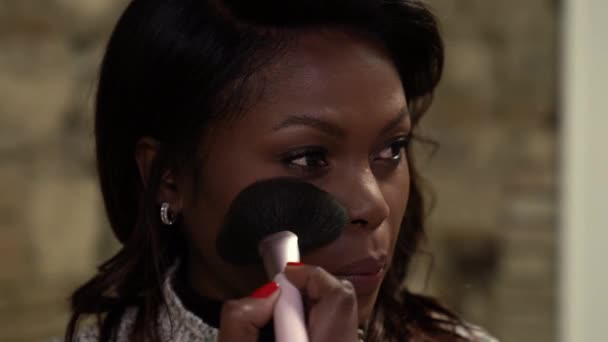 Beauté Noire Pulvérisant Son Visage Industrie Beauté Comme Appliquant Maquillage — Video