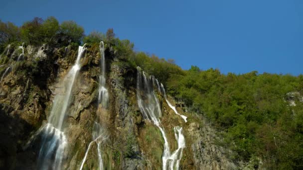 Sudut Pandang Yang Lebih Luas Dari Tinggi Air Terjun Tipis — Stok Video