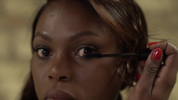 Close Uma Bela Mulher Aplicando Maquiagem Preparando Para Sair Para — Vídeo de Stock