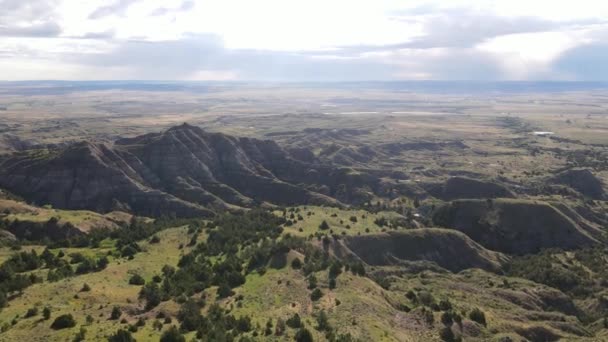 夏季在怀俄明州东部的公共土地上的群山的空中晨景 这些群山的地层层次分明 岩石各异 — 图库视频影像