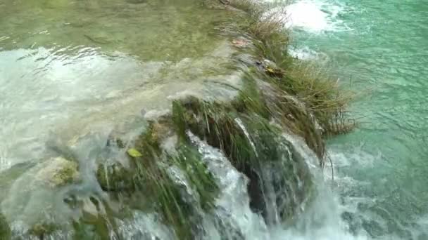 Cascade Waterval Stroomt Van Een Zwembad Een Turquoise Zwembad Bij — Stockvideo