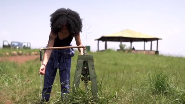 Pompe Eau Pompage Fille Africaine Pour Laver Les Mains Rwanda — Video