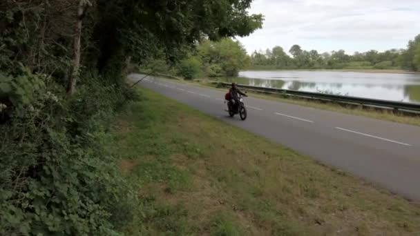 Mężczyzna Przejeżdżając Obok Pięknego Jeziora Ardeche Swoim Pięknym Motocyklu — Wideo stockowe