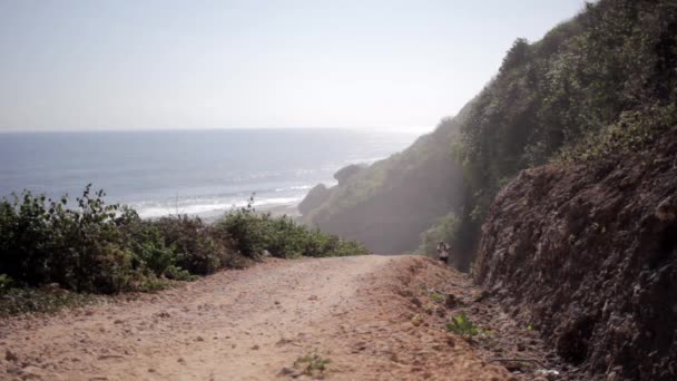 Viajero Individual Regresando Playa Escalando Escarpado Áspero Terreno Montañoso Vista — Vídeo de stock