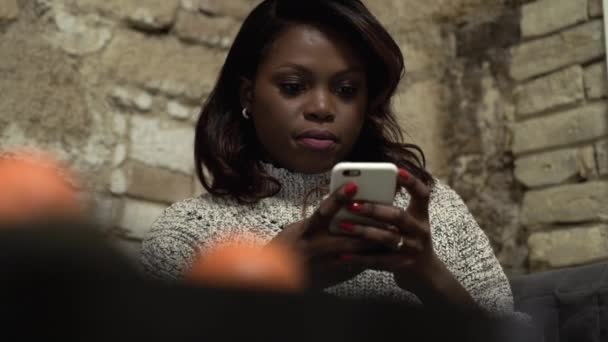 Handheld Tiro Uma Menina Negra Mensagens Texto Celular Sentado — Vídeo de Stock