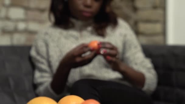 Pull Focus Woman Mandarin Orange Sitting Couch — Stock Video