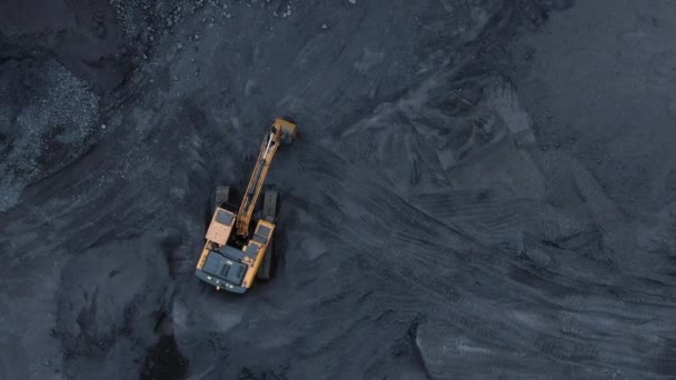 Een Gele Graafmachine Het Midden Van Een Kolenmijn — Stockvideo