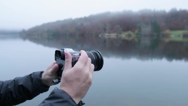 Fotograf Wechselt Eine Kamera Auf Einem Stativ Von Der Quer — Stockvideo