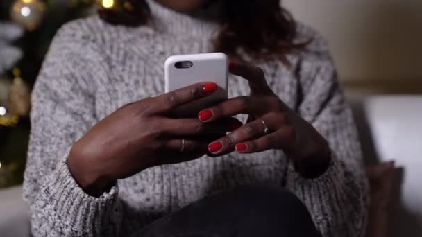 Proche Comme Les Mains Défilant Sur Smartphone Messagerie Cellulaire Concept — Video