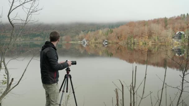 Mann Der Seine Kamera Organisiert Ein Bild Von Einem Schönen — Stockvideo