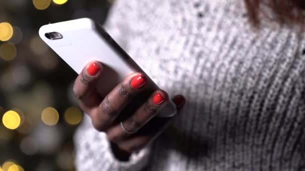 Chiudere Come Una Donna Nera Utilizzando Cellulare Smartphone Mani Messaggistica — Video Stock
