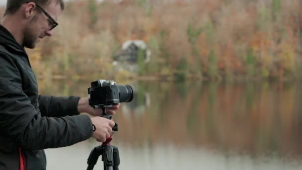 Dar Bir Ekinle Tripoda Doğru Yürüyen Bir Adam Kamerayı Sonbahar — Stok video